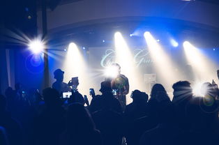 米兰app-C罗与粉丝互动现场热情高涨，c罗与队友